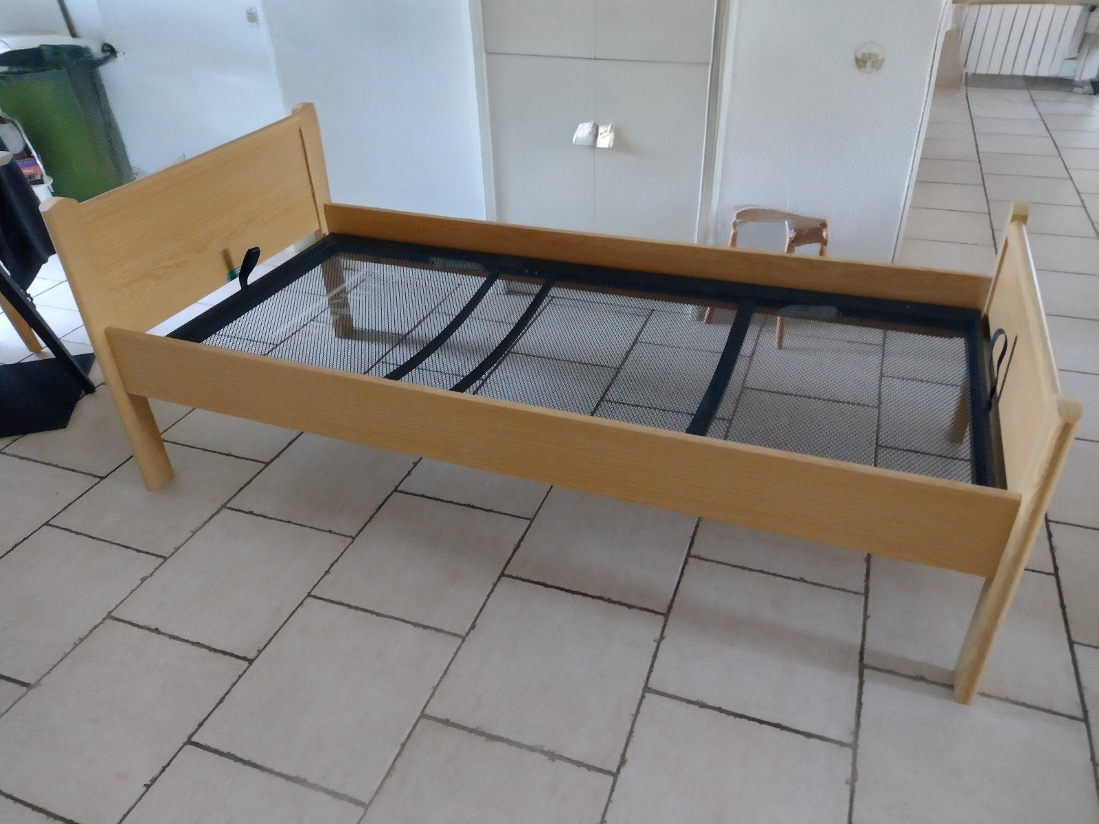 Mooi Houten eenpersoonsbed met verstelbaar Auping matras, Ophalen, 90 cm, Eenpersoons, Hout