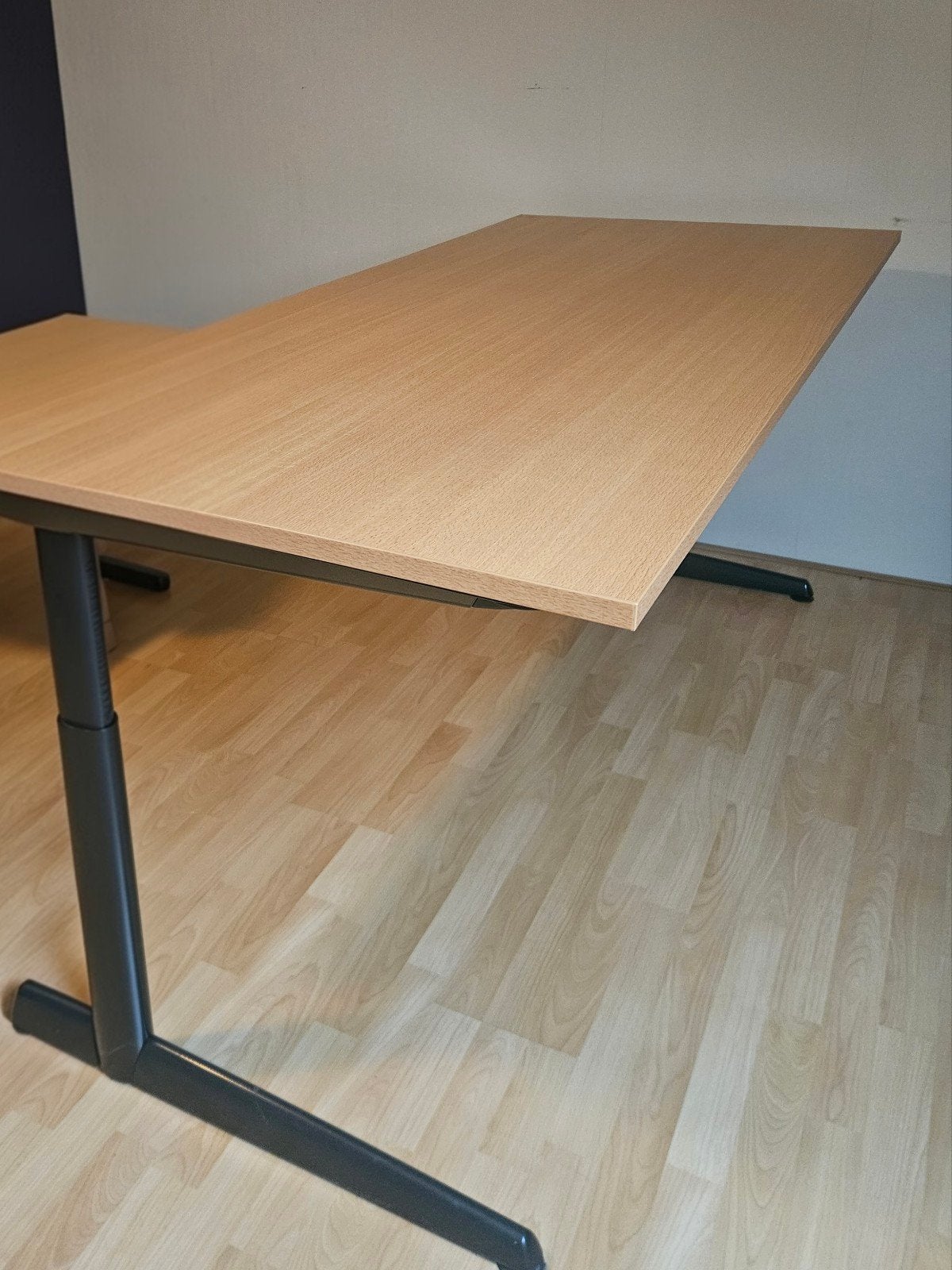 In hoogte verstelbaar Ahrend bureau - Hout en Metaal, Ophalen, Gebruikt, Hout, Computerbureau