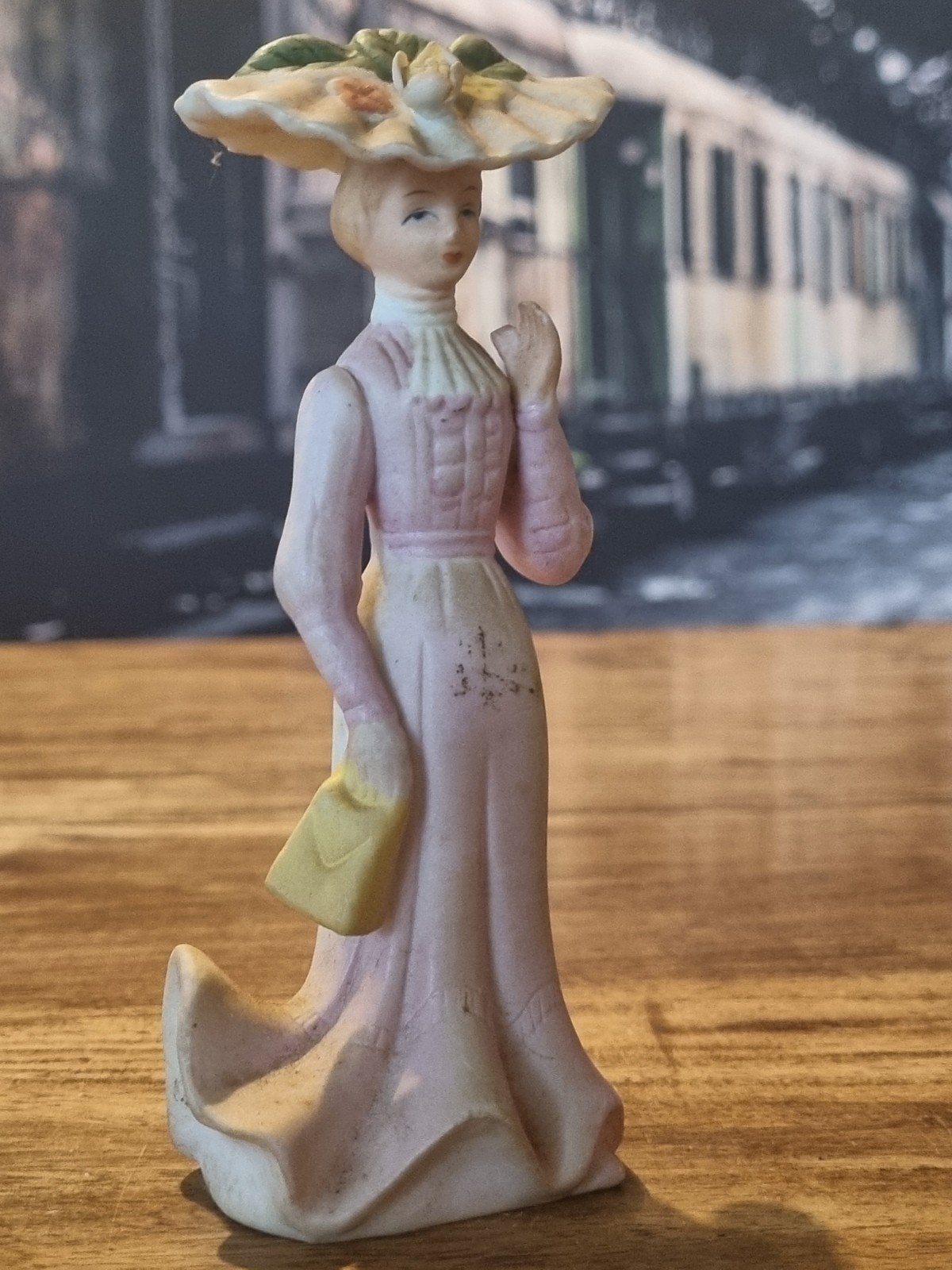 Vintage porseleinen beeldje dame met hoed en tas, Verzamelen, Ophalen of Verzenden, Zo goed als nieuw, Mens