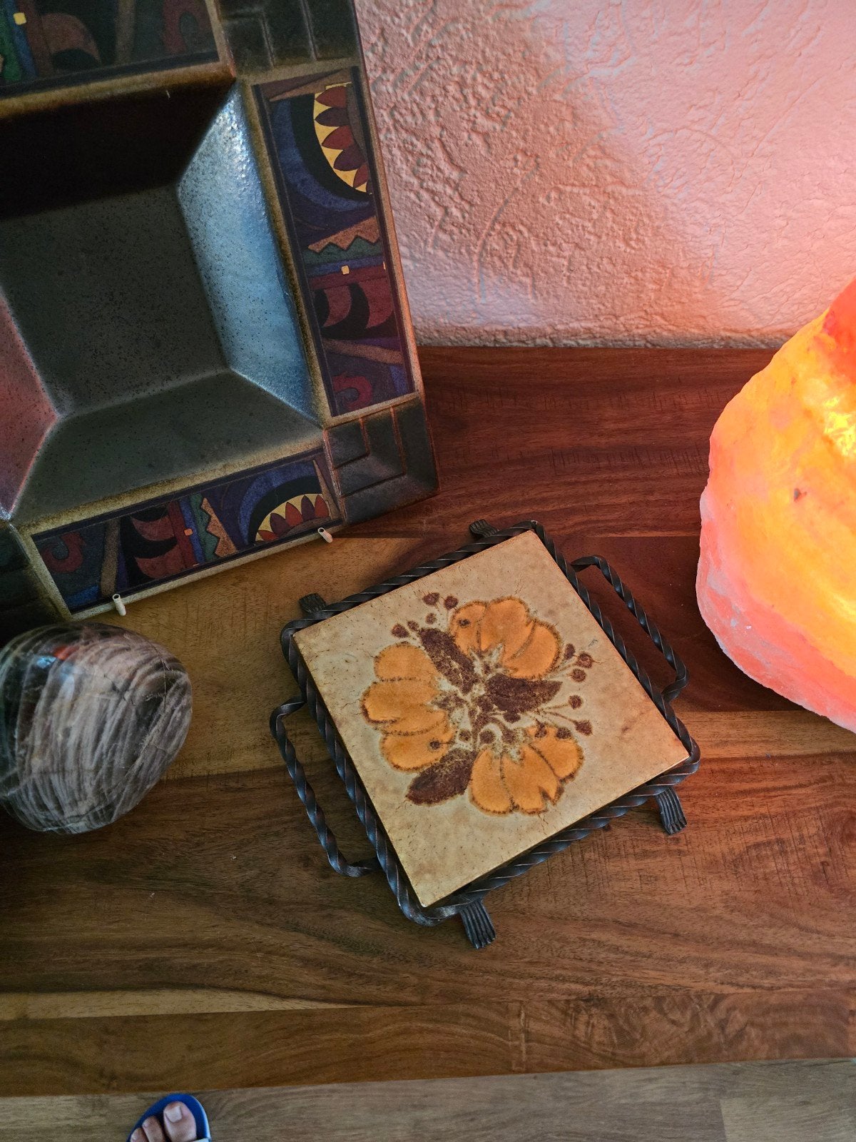 Vintage West Germany tegelonderzetter met smeedijzeren frame, Antiek en Kunst, Antiek | Schalen, Ophalen of Verzenden