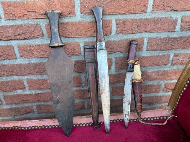 drie oude Afrikaanse dolken, één koop, Verzamelen, Ophalen of Verzenden, Overige soorten, Overige gebieden, Mes of Dolk