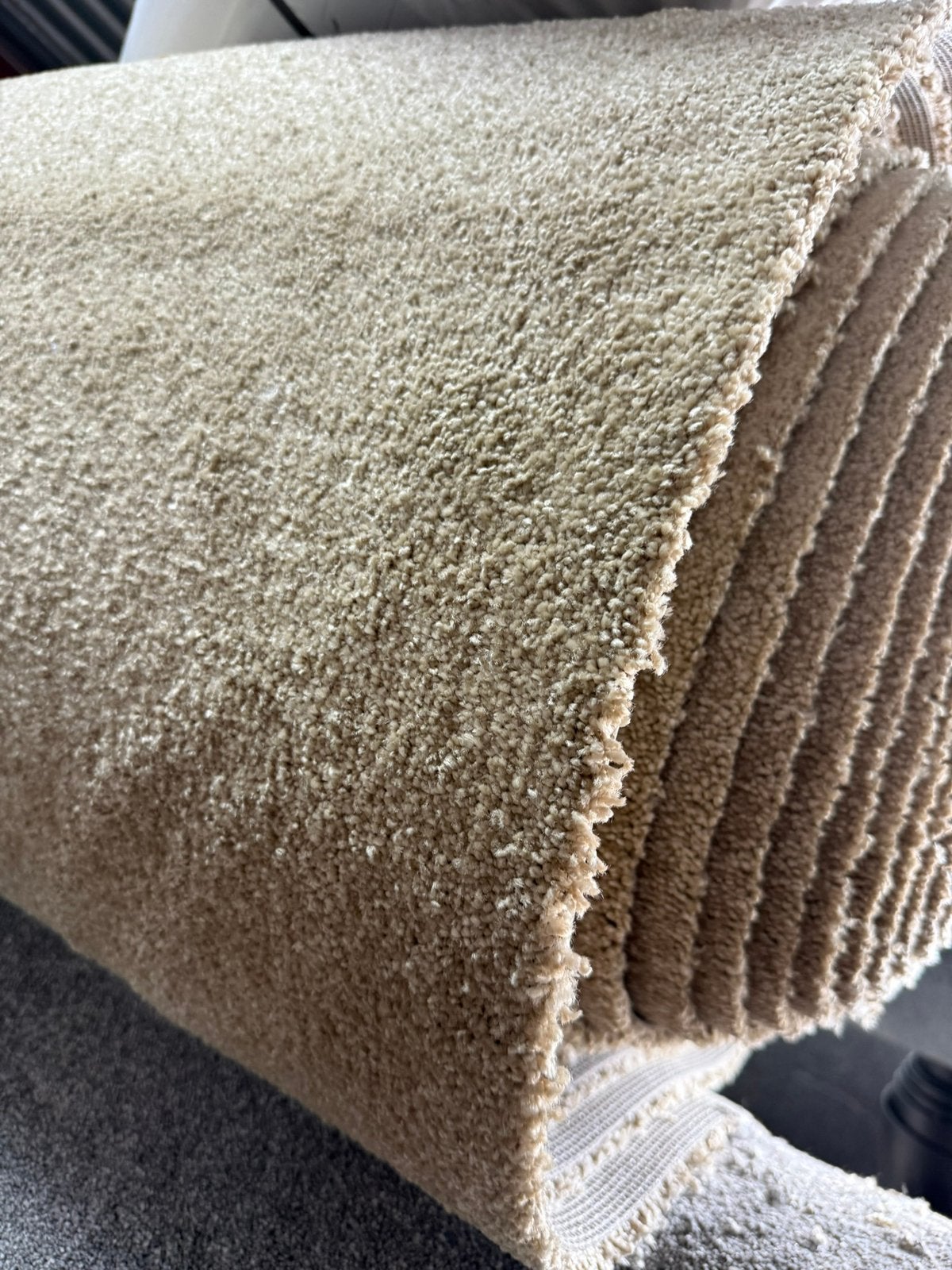 Rol beige taupe geel tapijt 13x4m restpartij vloerbedekking, Ophalen, Nieuw, Beige, Tapijt