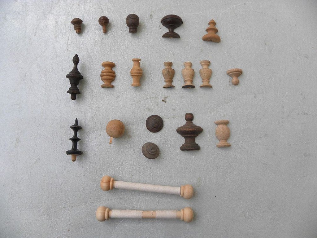 Doosje knopjes, sierornamenten klokken, Ophalen of Verzenden