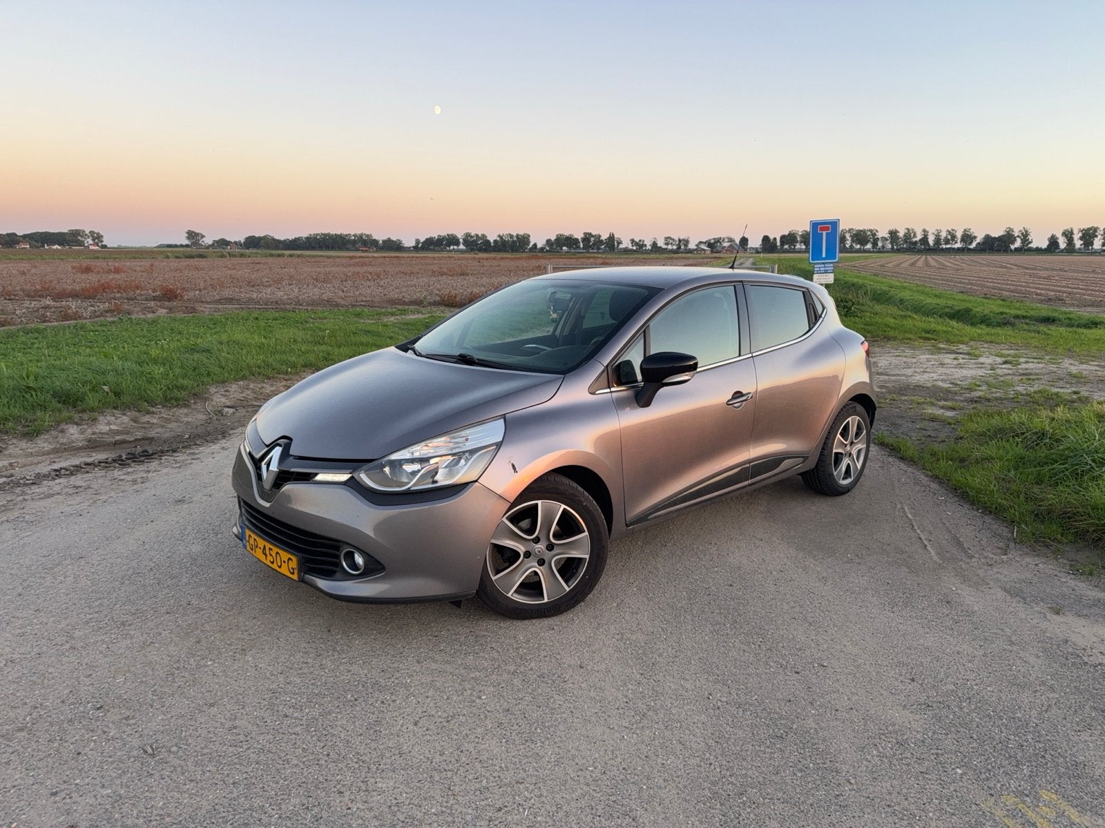 Renault Clio 0.9 TCE 66KW 5-DRS 2015 Grijs, Auto's, Voorwielaandrijving, Stof, 40 €/maand, Zwart