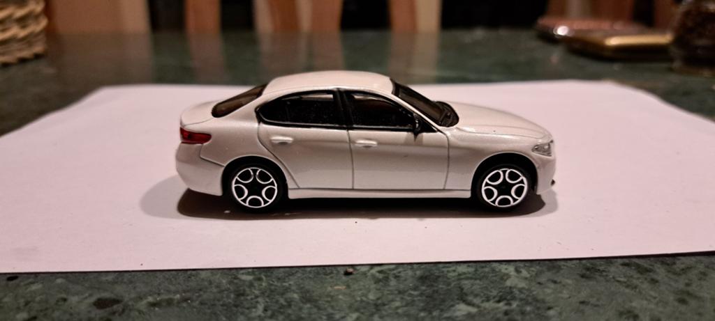 Alfa romeo giulia 1:43, Ophalen of Verzenden, Auto, Overige merken