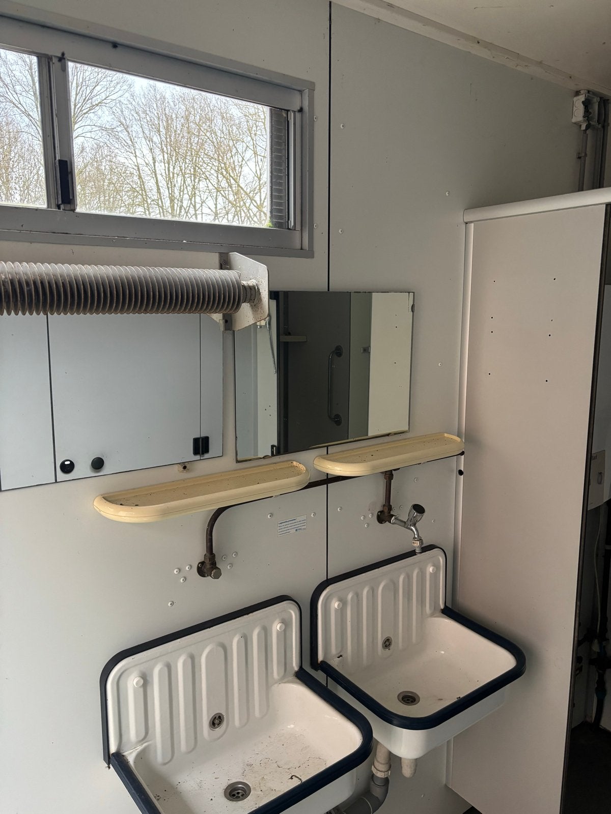 Mobiele sanitaire unit met douches, toiletten en wastafels, Ophalen