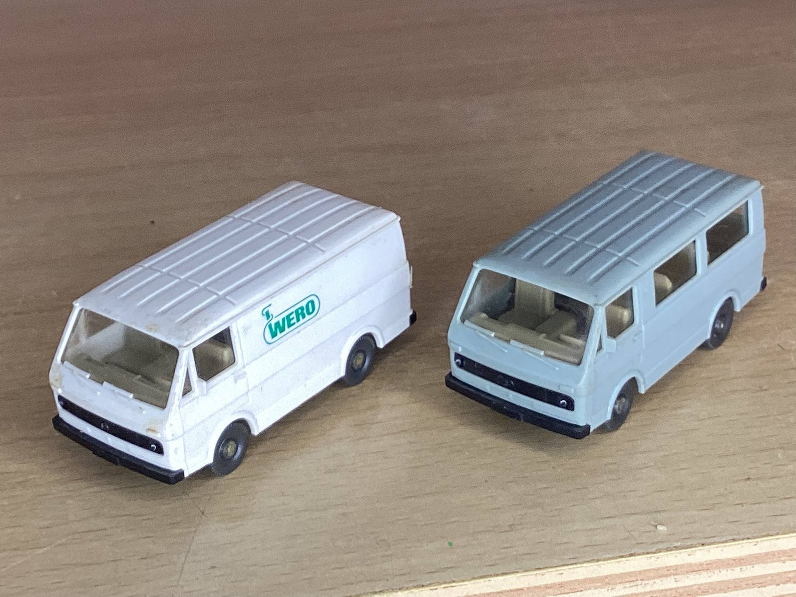 2x Volkswagen LT van Wiking., Ophalen of Verzenden, Zo goed als nieuw, Bus of Vrachtwagen, Wiking