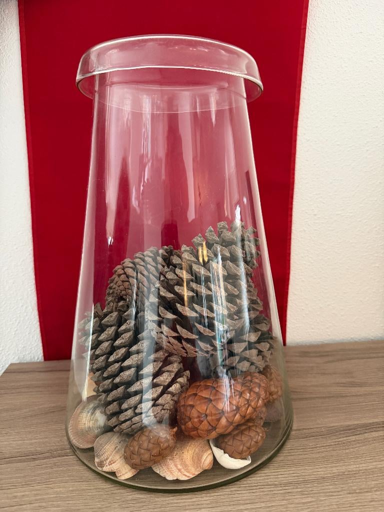 Grote glazen vaas (ca. 40 cm hoog) met dennenappels, Overige kleuren, Ophalen of Verzenden, Minder dan 50 cm, Glas