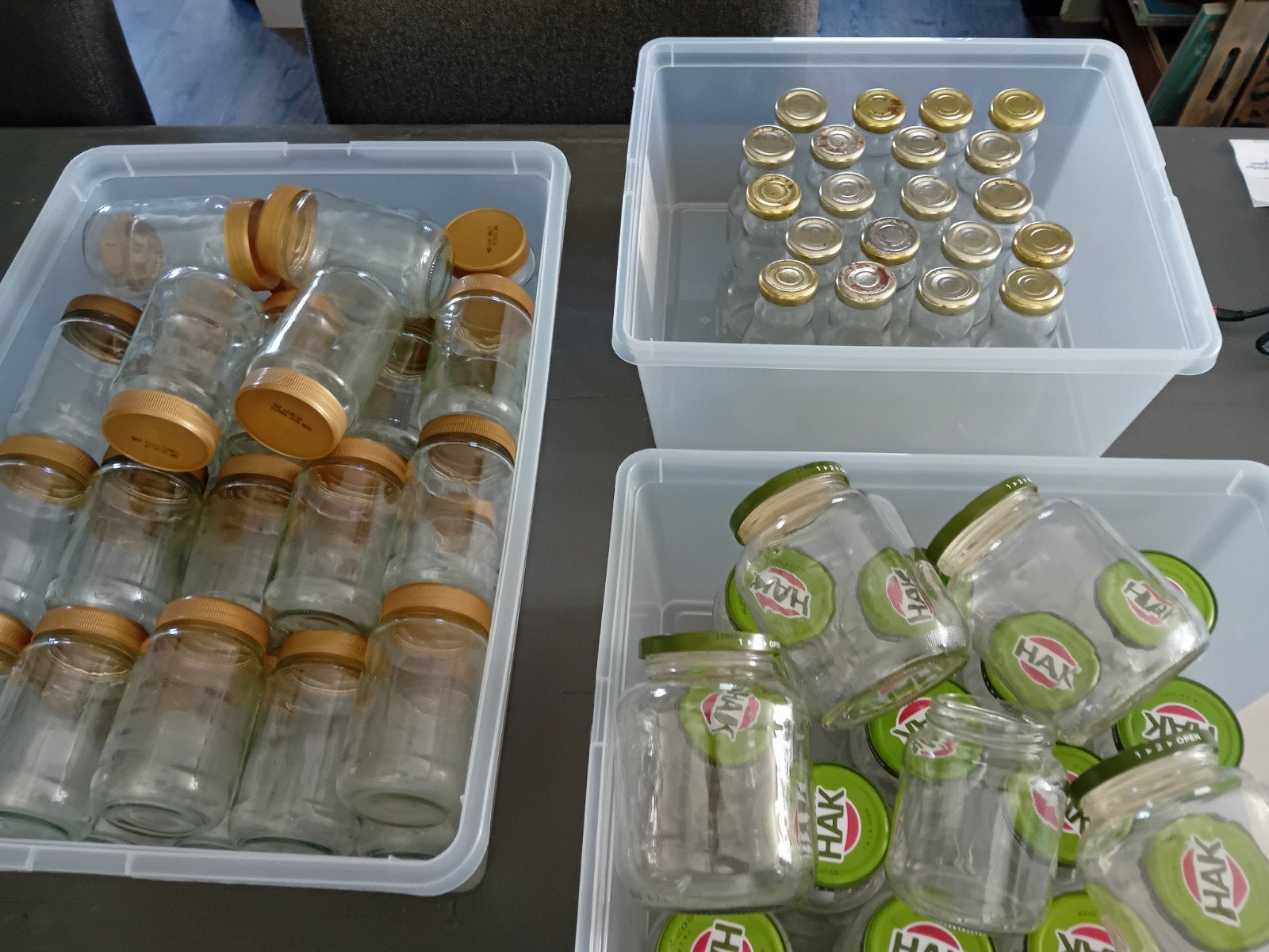 glazen potjes en flesjes met deksels, Bijen