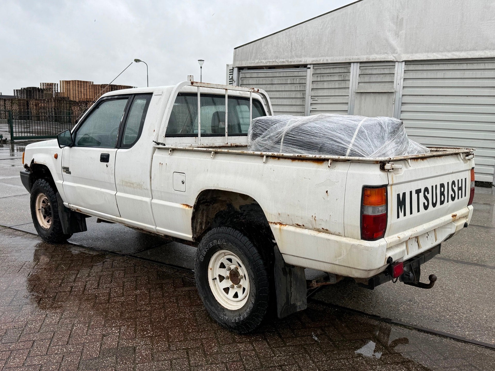 Mitsubishi L 200 2.5 Club Cab 4x4 Schuurvondst ! origineel N, Auto's, Stof, Gebruikt, Zwart, 4 cilinders