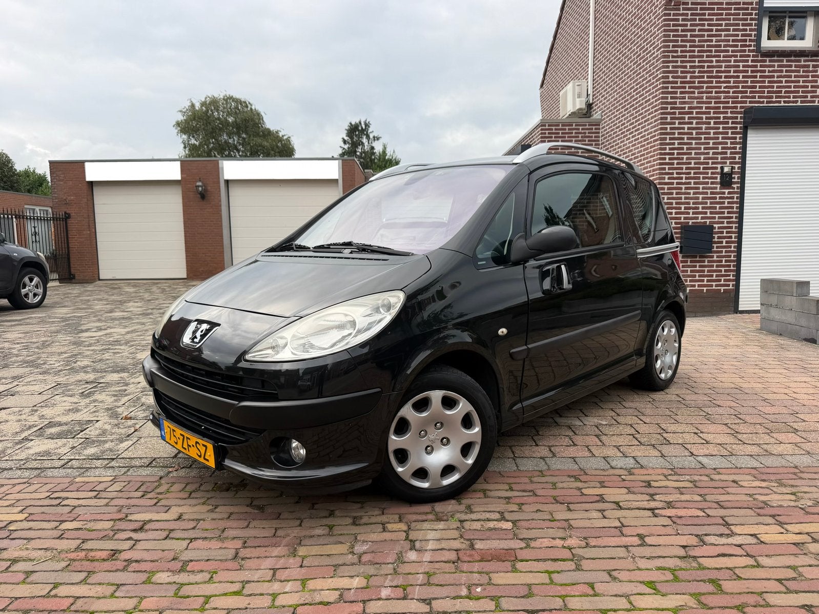 Peugeot 1007 1.6-16V Gentry 2008 Zwart Nieuwe APK - Airco, Voorwielaandrijving, Stof, 1090 kg, Parkeersensor