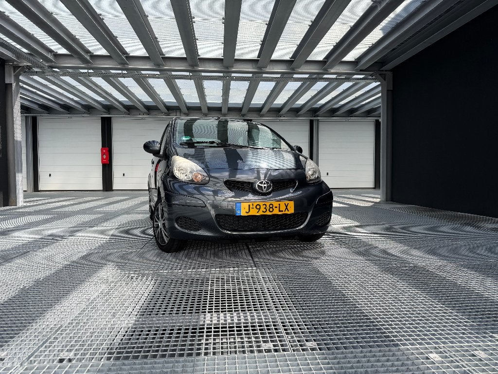 Toyota Aygo 1e eigenaar/Airco/Dealer Onderhouden/APK/E-ramen, Auto's, Toyota, Voorwielaandrijving, Euro 5, Stof, Zwart