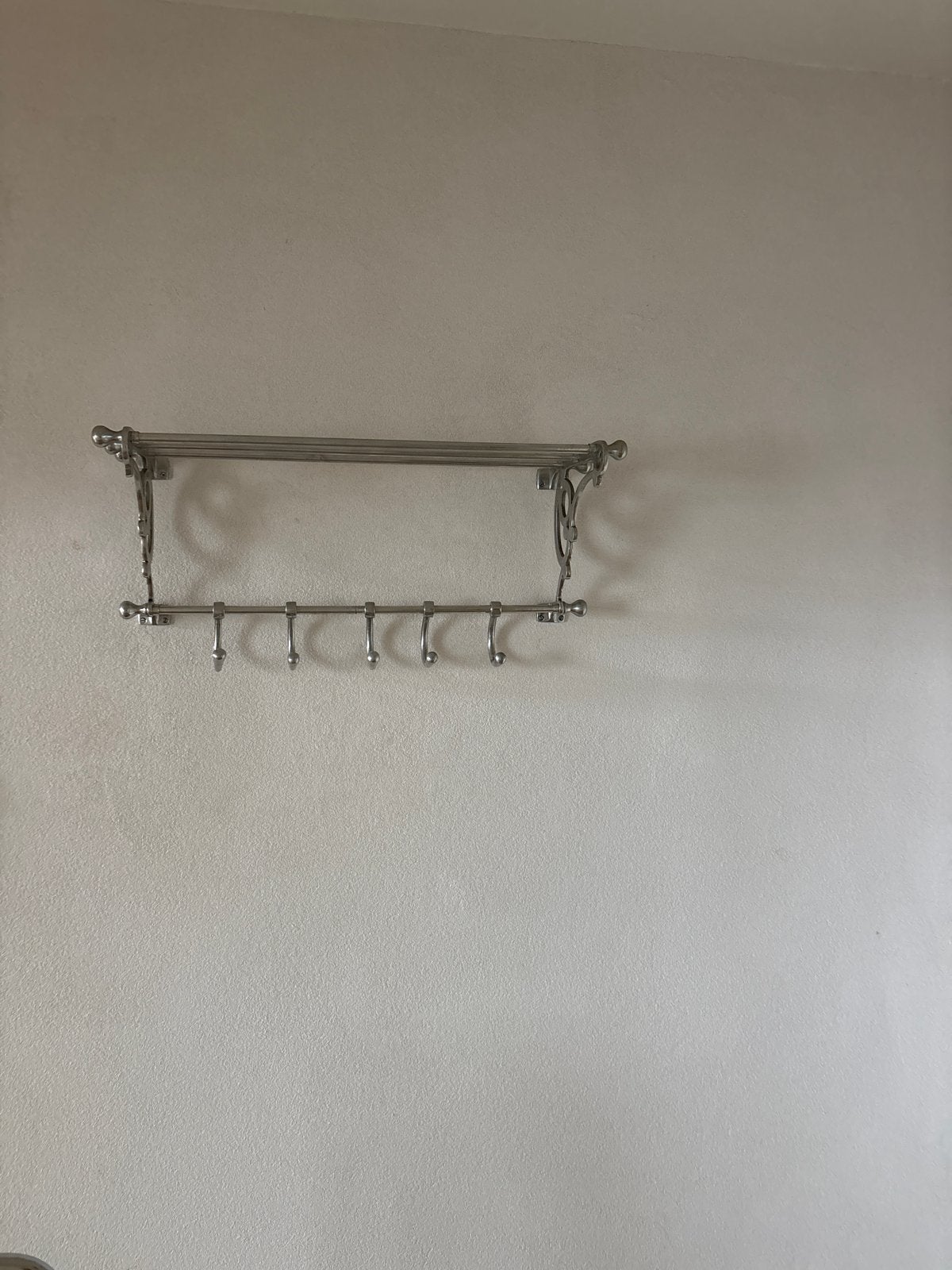 Metalen wandkapstok met hoedenplank en 5 haken, Wandkapstok, Gebruikt, Ophalen of Verzenden, Minder dan 100 cm