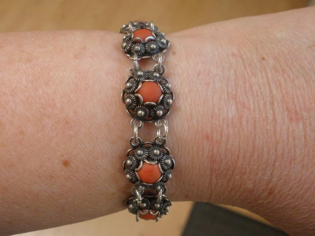 Zilveren Zeeuwse Knop Armband met Bloedkoraal, Ophalen of Verzenden, Zo goed als nieuw, Met edelsteen, Zilver