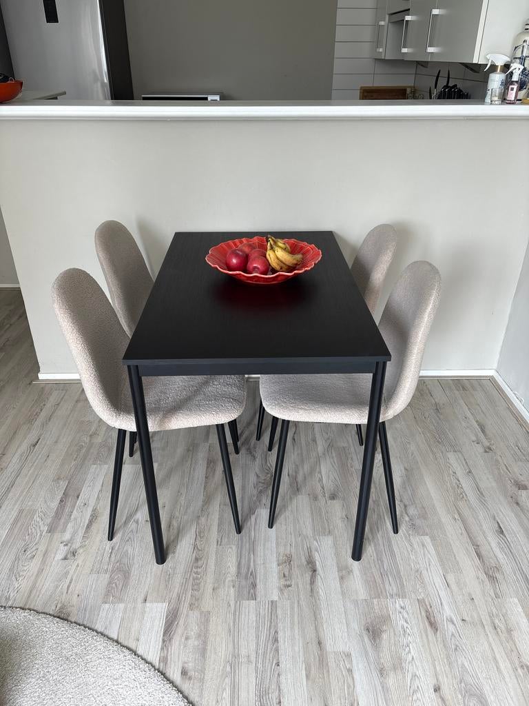 Eettafel met 4 stoelen - Modern en compact, Ophalen, 100 tot 150 cm, 50 tot 100 cm, Zo goed als nieuw