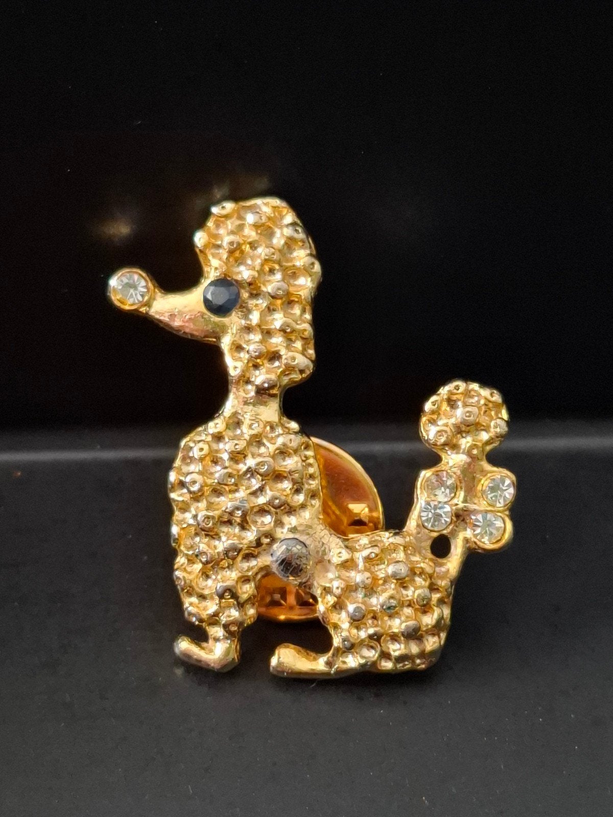 Vintage goudkleurige poedel pin. Swarovski. 2,5x2,5 cm.., Verzamelen, Ophalen of Verzenden, Zo goed als nieuw, Mode-accessoire