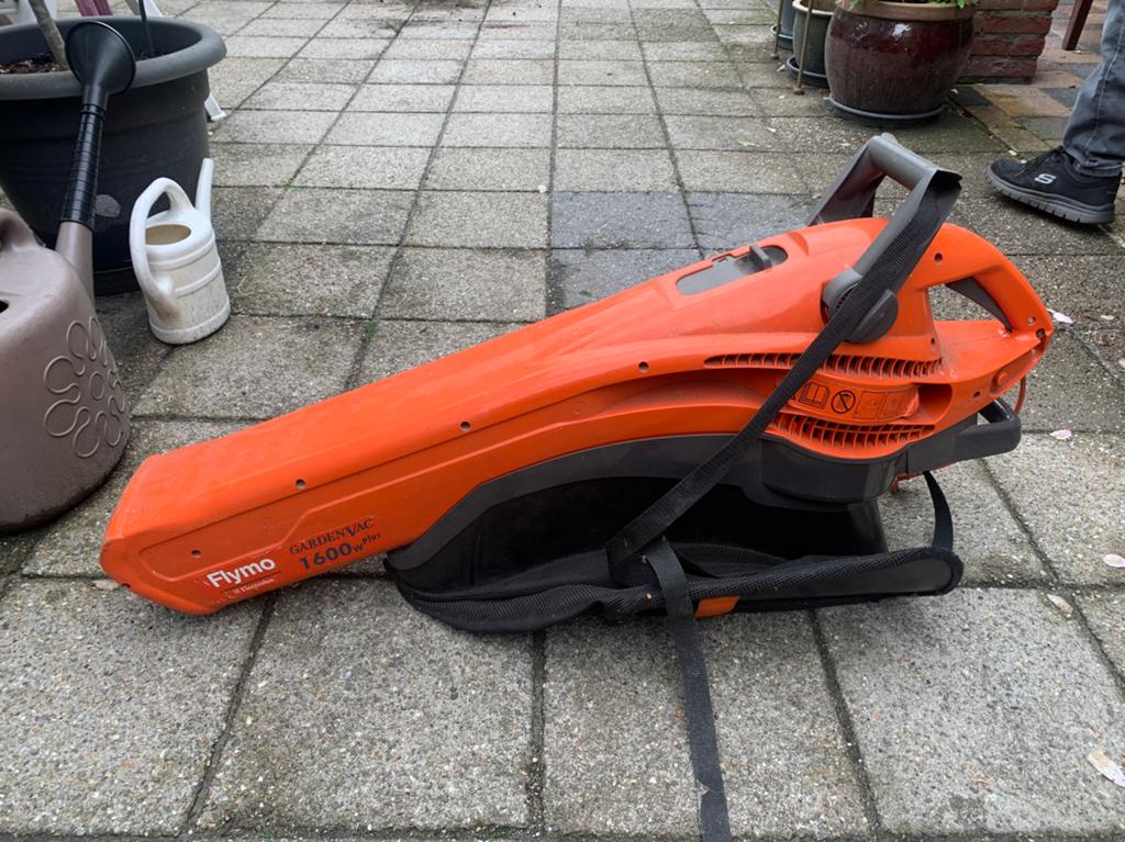 Flymo GardenVac 1600W Plus bladblazer/bladzuiger, Tuin en Terras, Bladblazers, Ophalen, Gebruikt, Handgedragen, Met opvangzak