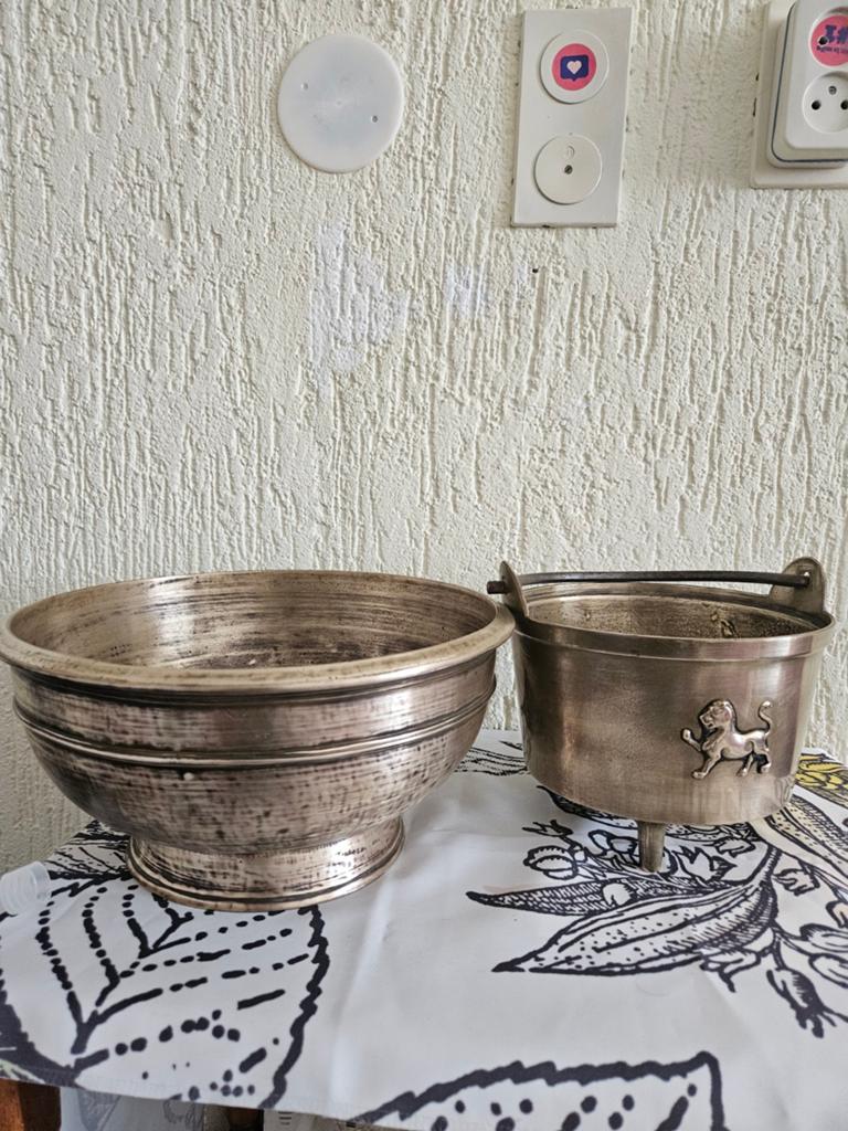 Antieke koperen potten met leeuw en jaartal 1527, Antiek en Kunst, Antiek | Koper en Brons, Ophalen, Koper