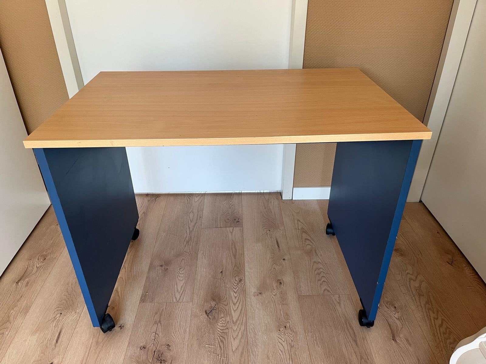 Kinderkamer bureau met wielen - Hout en blauw, Ophalen, Gebruikt, Hout, Kinderbureau