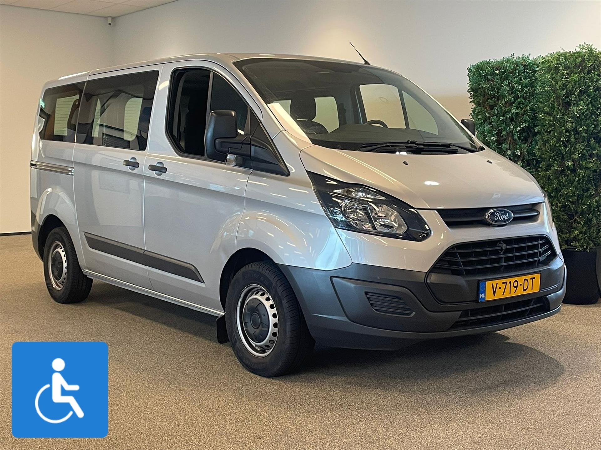 Ford Transit Custom L1H1 Rolstoelbus (airco), Gebruikt, Zwart, 4 cilinders, Bedrijf
