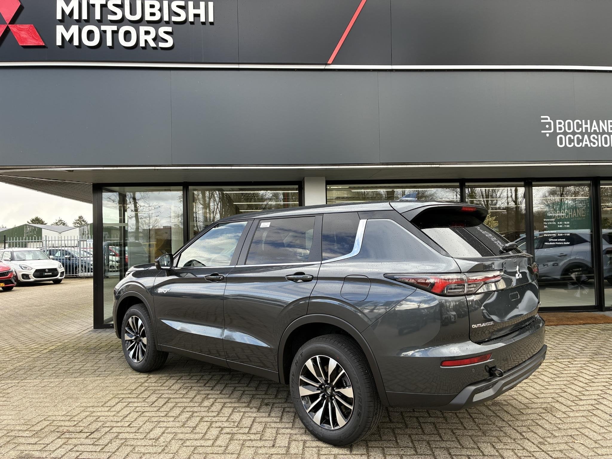 Mitsubishi Outlander 2.4 PHEV Intense Nieuw uit voorraad lev, Auto's, Automaat, Outlander, 4 cilinders, Met garantie (alle)