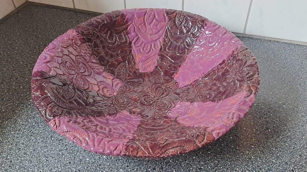 Decoratieve paarse schaal met reliëf, Ophalen of Verzenden