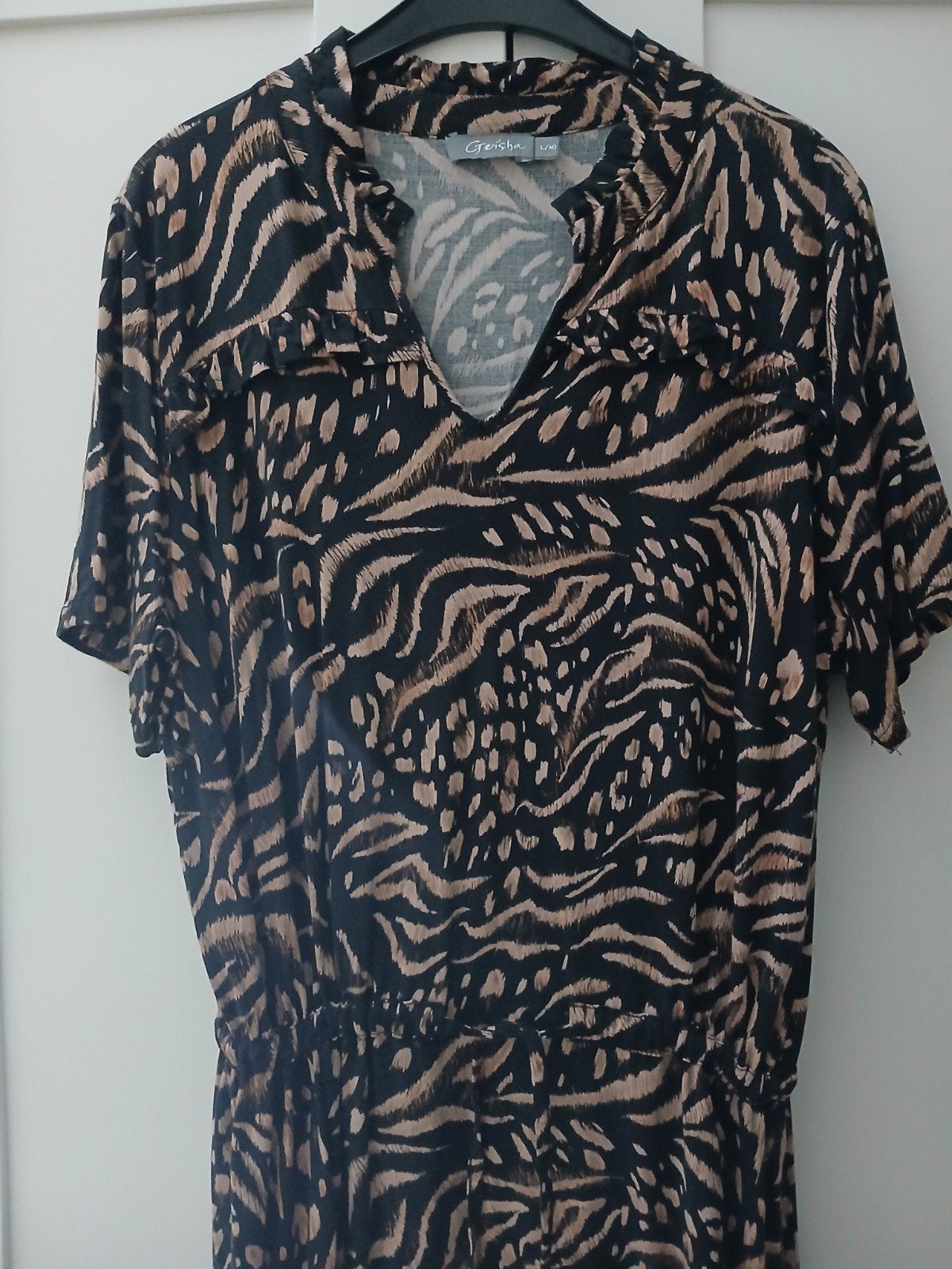 Geisha jurk met dierenprint, maat M/L, Ophalen of Verzenden, Zo goed als nieuw, Zwart, Onder de knie
