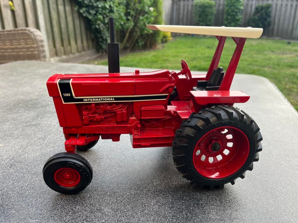 International 1066 trekker Ertl Black Stripe 1991, Ophalen of Verzenden, Zo goed als nieuw, Tractor of Landbouw