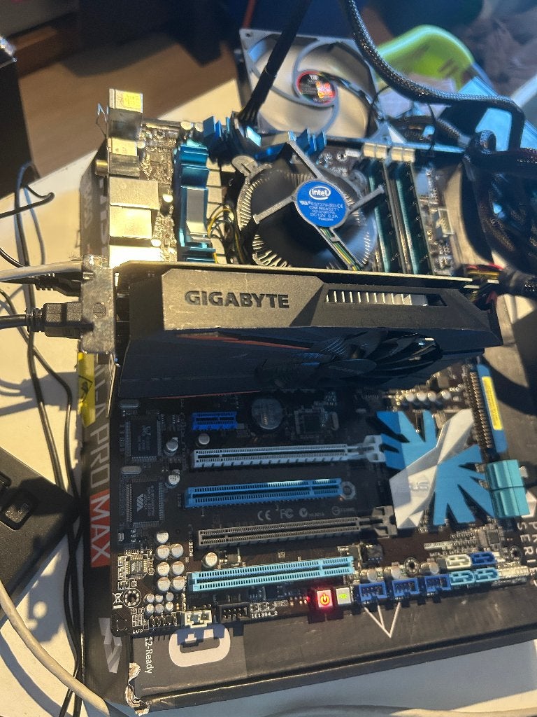 Retro setje - CPU - Mem - Videokaart - Mobo - Voeding - SSD, Computers en Software, Moederborden, Gebruikt, Intel, DDR3, Ophalen of Verzenden