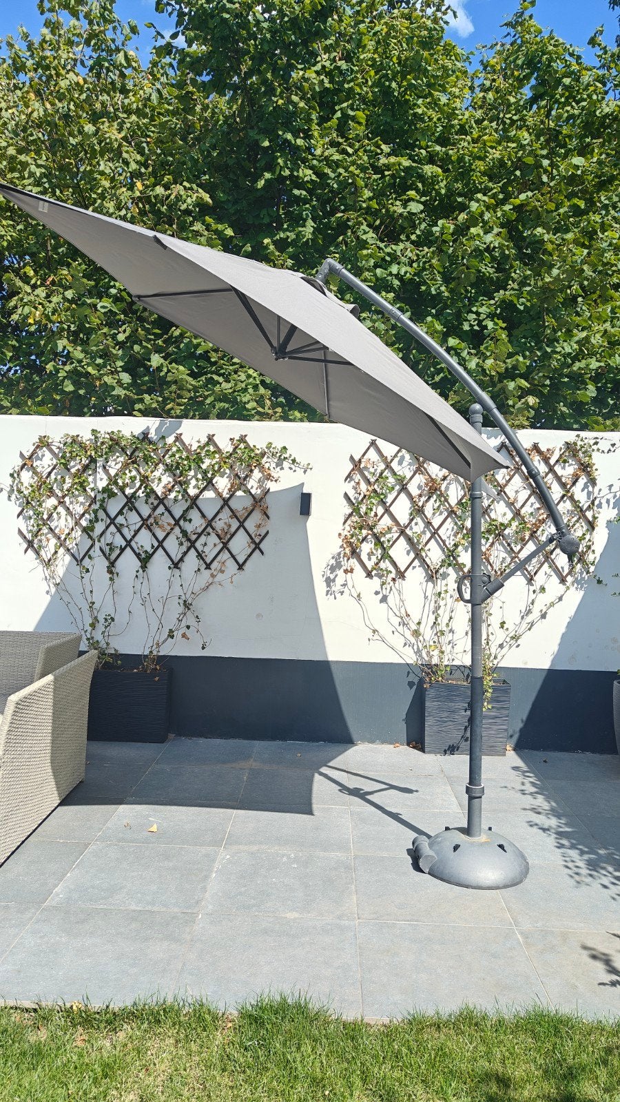 Grijze zweefparasol met voet en accessoires, Ophalen, Kantelbaar, 2 tot 3 meter, Zweefparasol