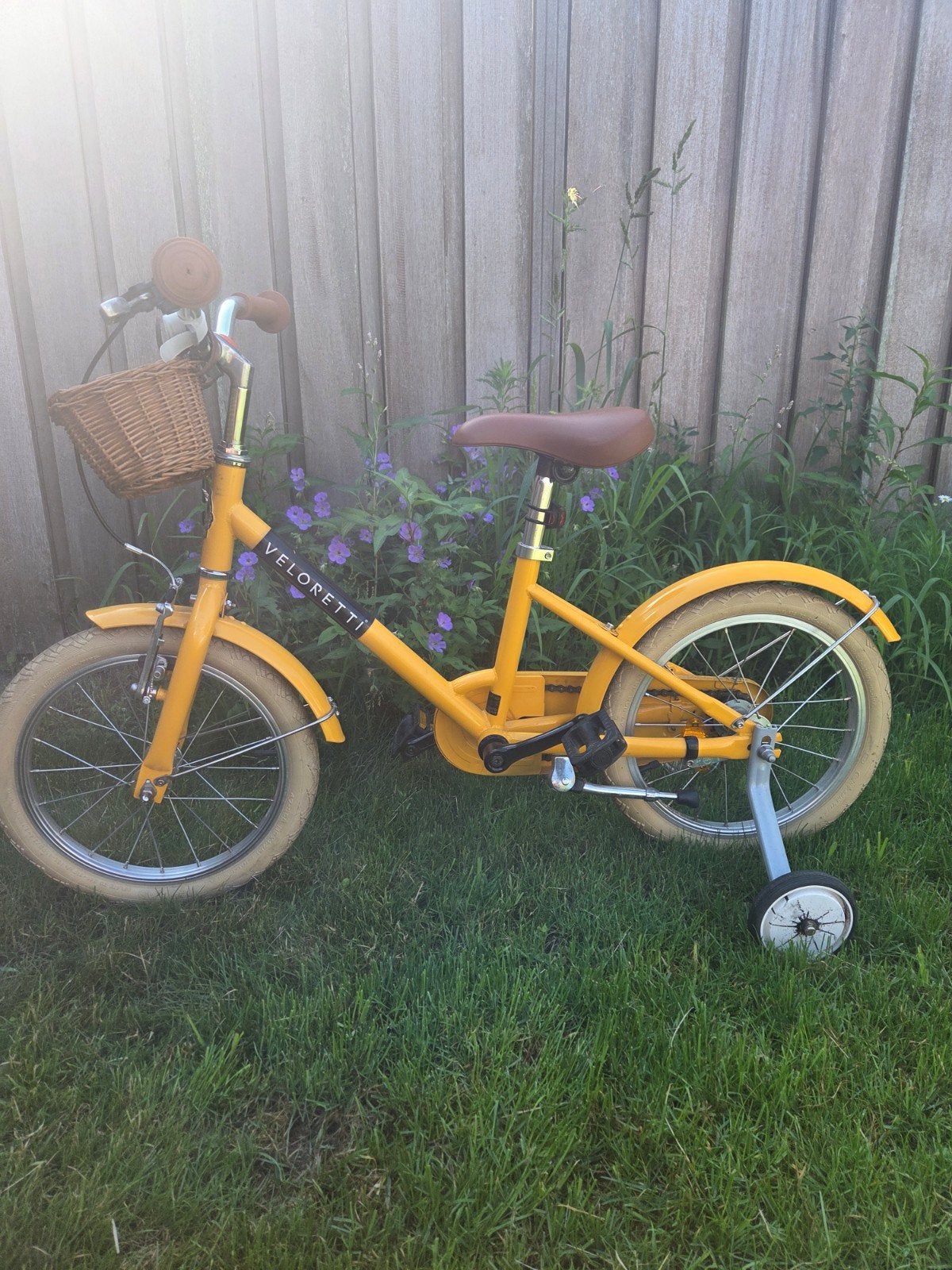 Veloretti kinderfiets geel met zijwieltjes en mandje, Fietsen en Brommers, Fietsen | Kinderfietsjes, Ophalen