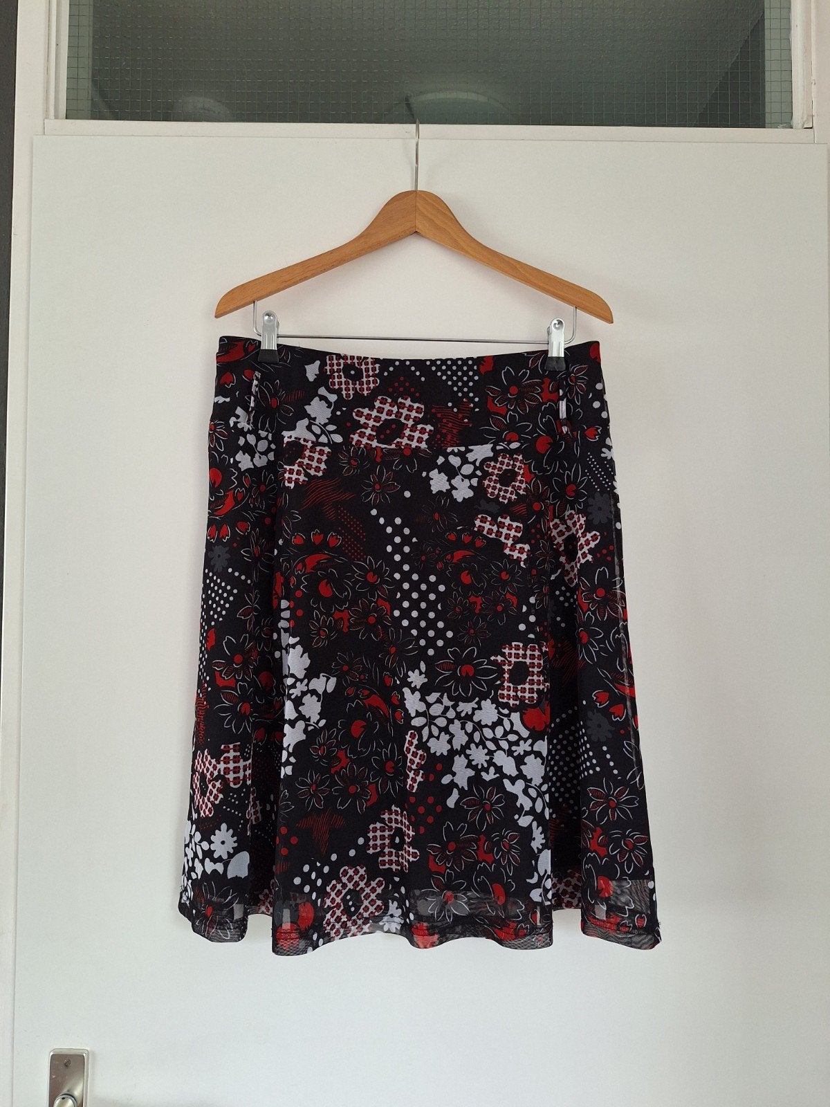 Mooie rok zwart/rood/wit mt. 42 €5,-, Kleding | Dames, Maat 42/44 (L), Ophalen of Verzenden, Zo goed als nieuw, Knielengte