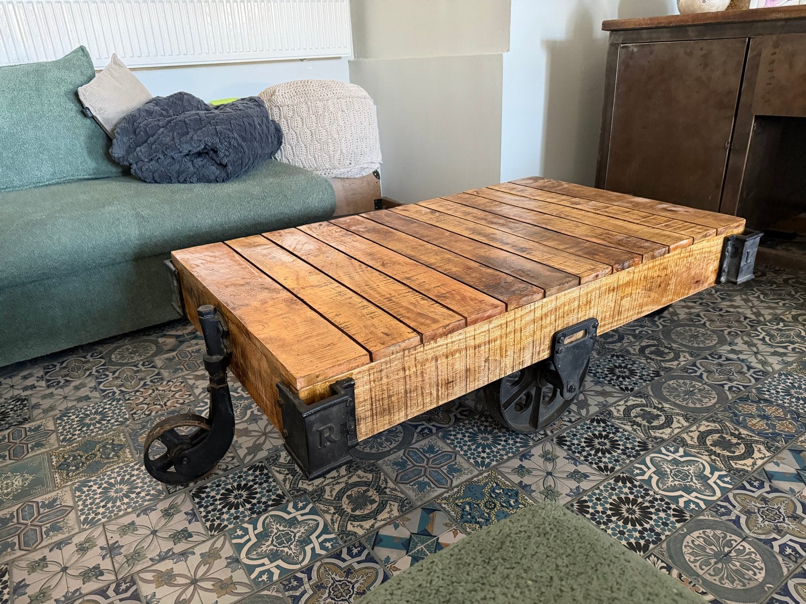 Industriële salontafel op wielen - massief hout met staal
