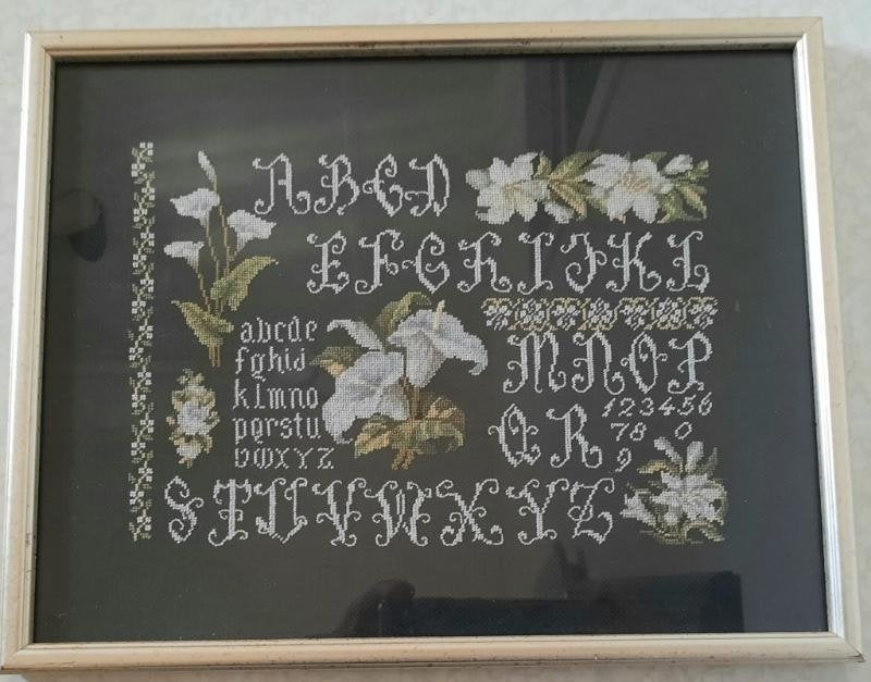 Merklap in verzilverd lijstje.geborduurd,achter glas, Ophalen of Verzenden