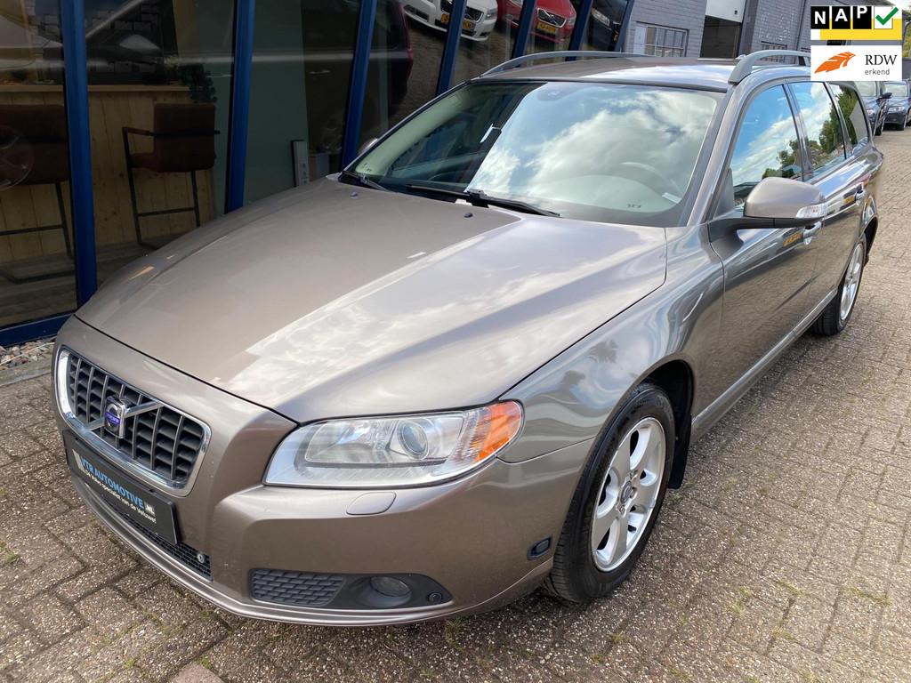 Volvo V70 2.5FT Momentum H.LEER / ECC / PDC / YOUNGTIMER, Voorwielaandrijving, Gebruikt, Leder en Stof, 2521 cc