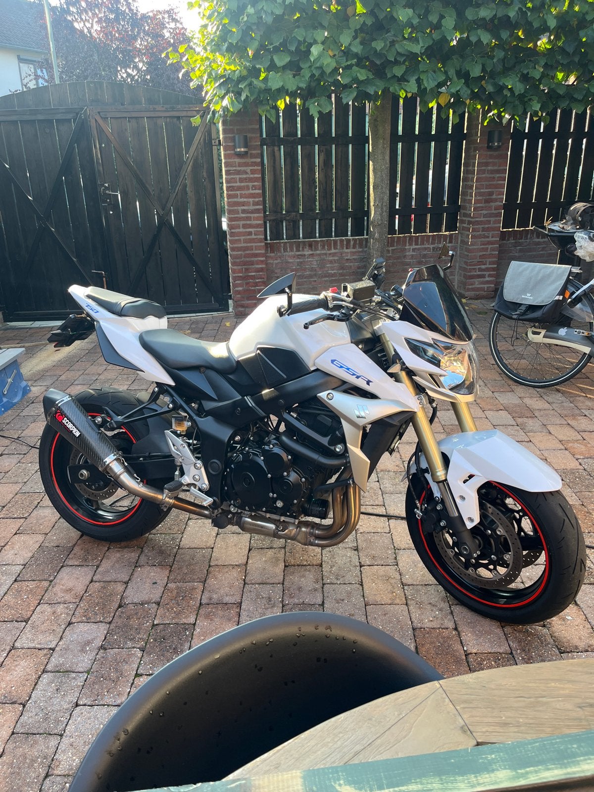 Suzuki GSR 750 - Zeer nette staat, inclusief originele onder, Motoren, 750 cc, Sportuitlaat, Motorrijbewijs A, Gebruikt