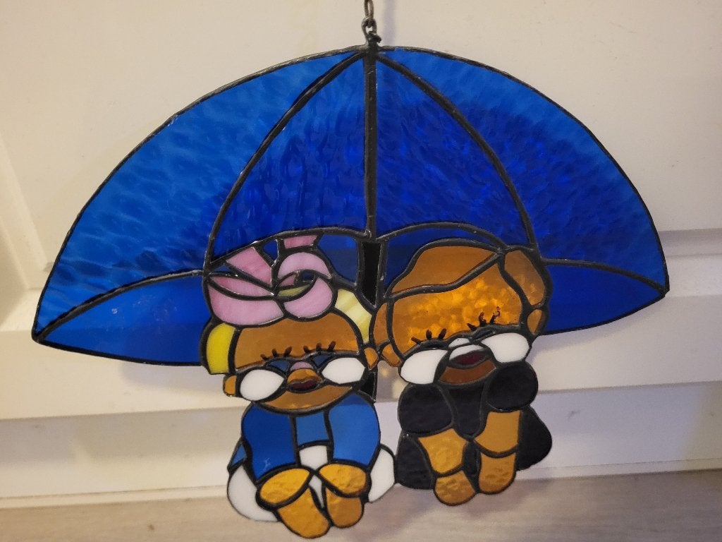 Glas in lood raamhanger hondjes onder paraplu, Wandhanger, Meerkleurig, Zo goed als nieuw, Glas