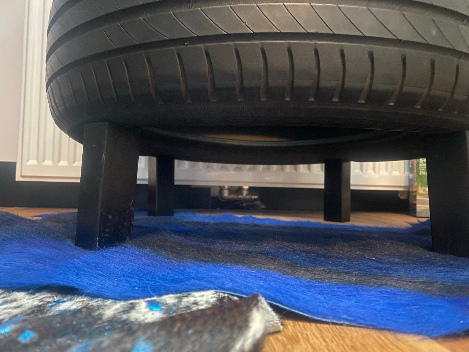 Uniek decoratief kastje van autobanden met glazen blad, 50 – 75, Gebruikt, Rond, Glas