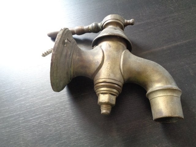 Grote, zware geel koperen / bronzen kraan (21 cm lang)., Ophalen of Verzenden
