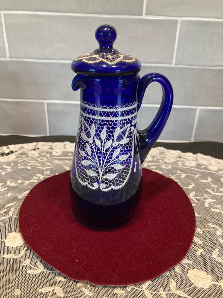 Boheems blauw glazen kannetje met kant motief (240724), Antiek en Kunst, Antiek | Glas en Kristal, Ophalen of Verzenden