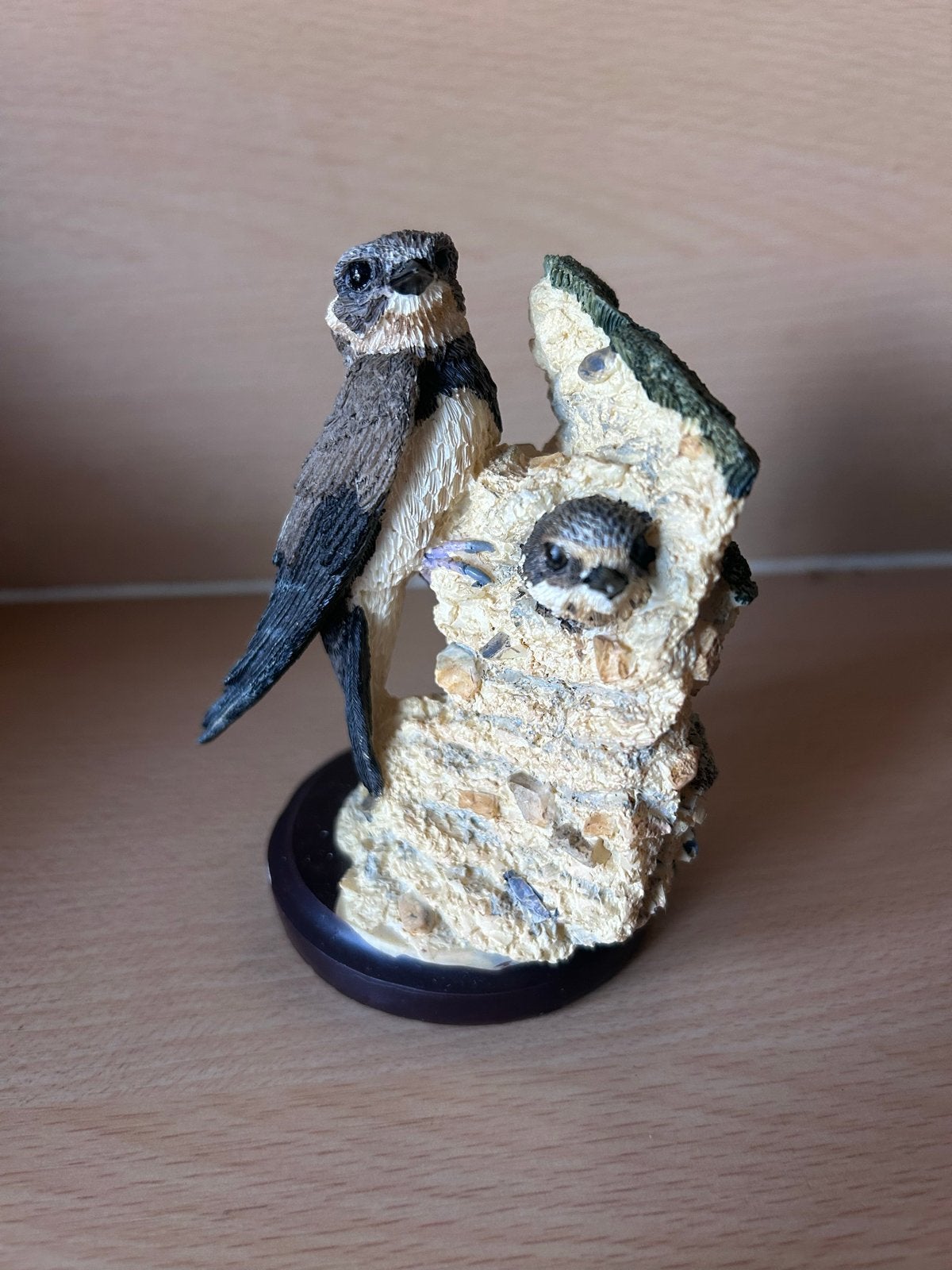 Onze mooie Vogelwereld beeldje Oeverzwaluw met jong, Ophalen of Verzenden, Zo goed als nieuw, Dier