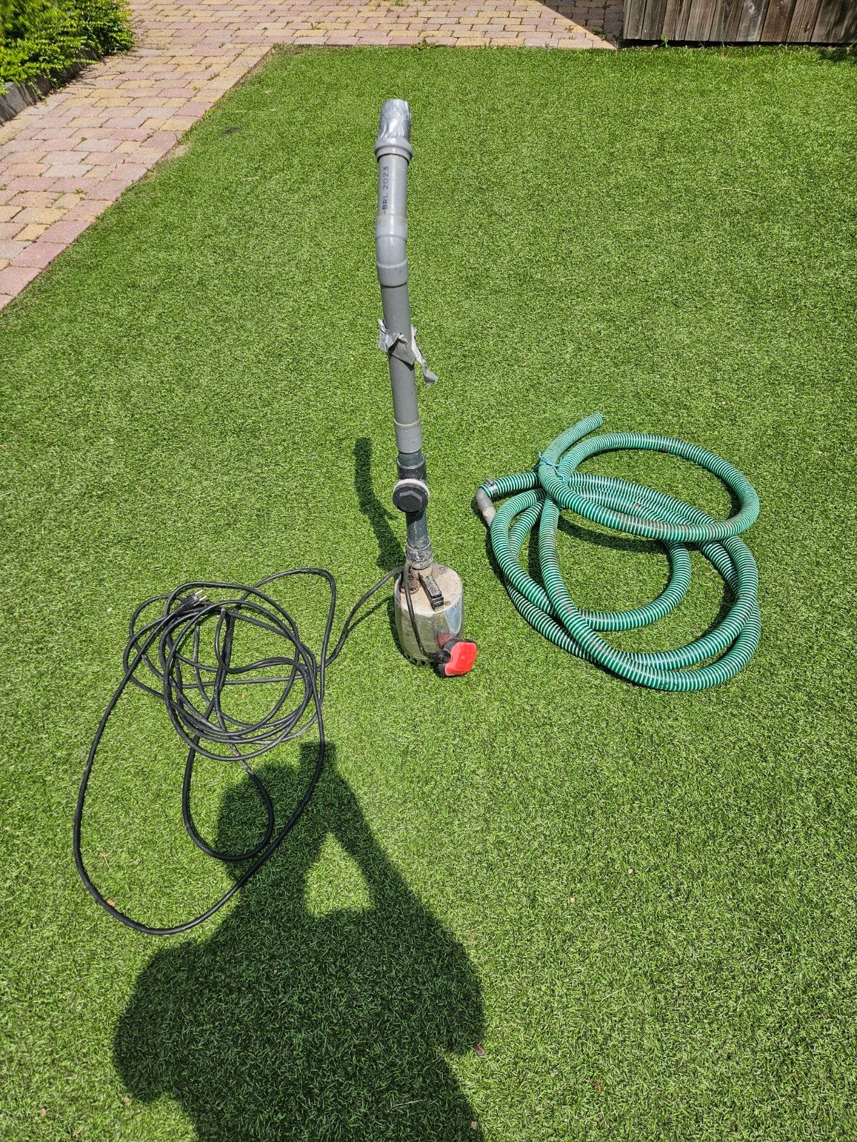 Grundfos dompelpomp met vlotter en slang, Ophalen