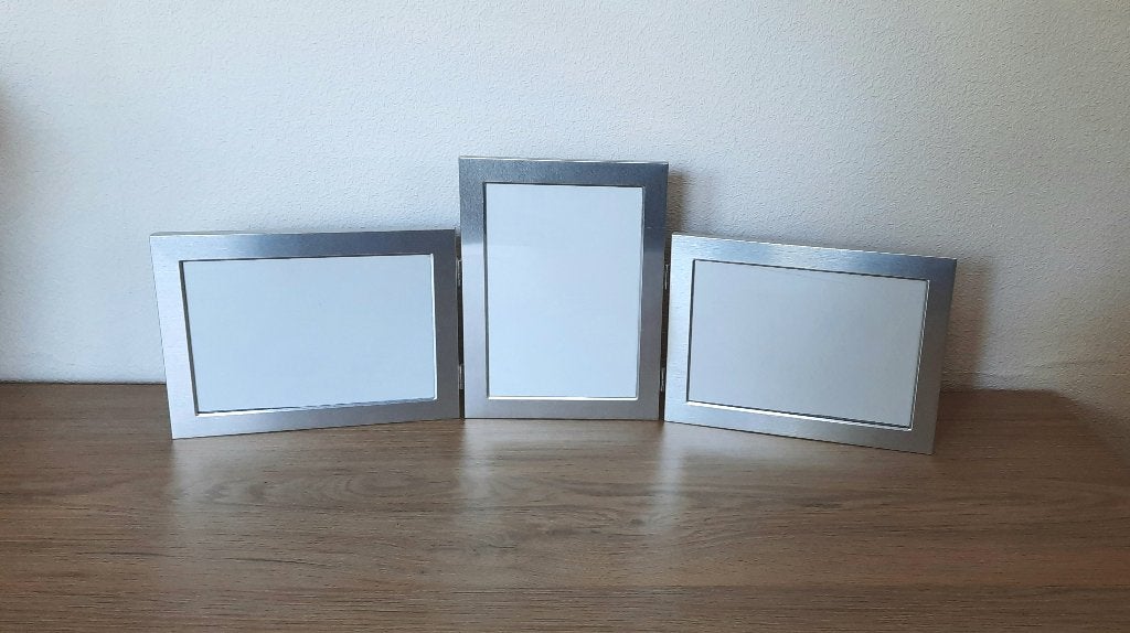 FOTOLIJST 3-LUIK 13 x 18 GEBORSTELD MAT ALUMINIUM ZILVER, Zilver, Metaal, Standaard fotolijst, Ophalen of Verzenden