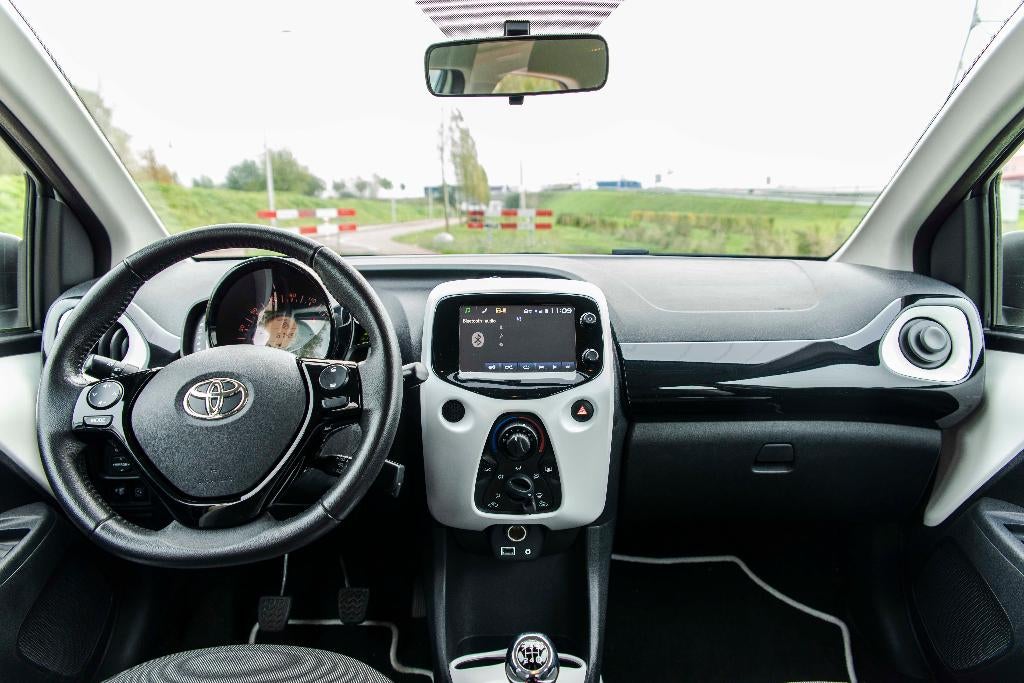 Toyota Aygo 1.0 12V Vvt-i Ddrs 2015 Wit (X-pure), Voorwielaandrijving, Stof, Multifunctioneel stuurwiel, 4 stoelen