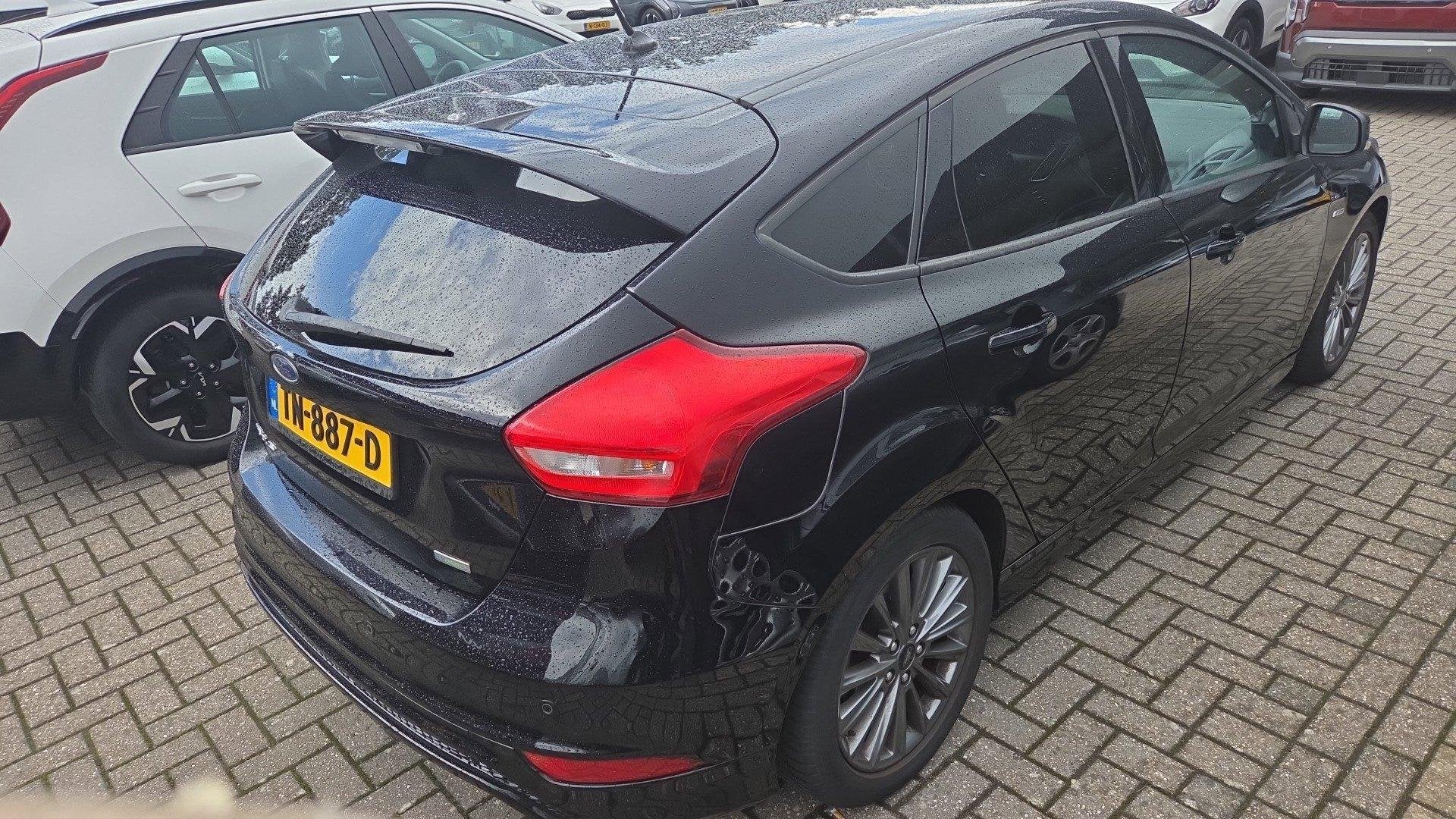 Ford Focus ST-Line | 125 PK | CAMERA | CRUISE CONTROL | NAVI, 12 maanden, Gebruikt, Euro 6, Zwart