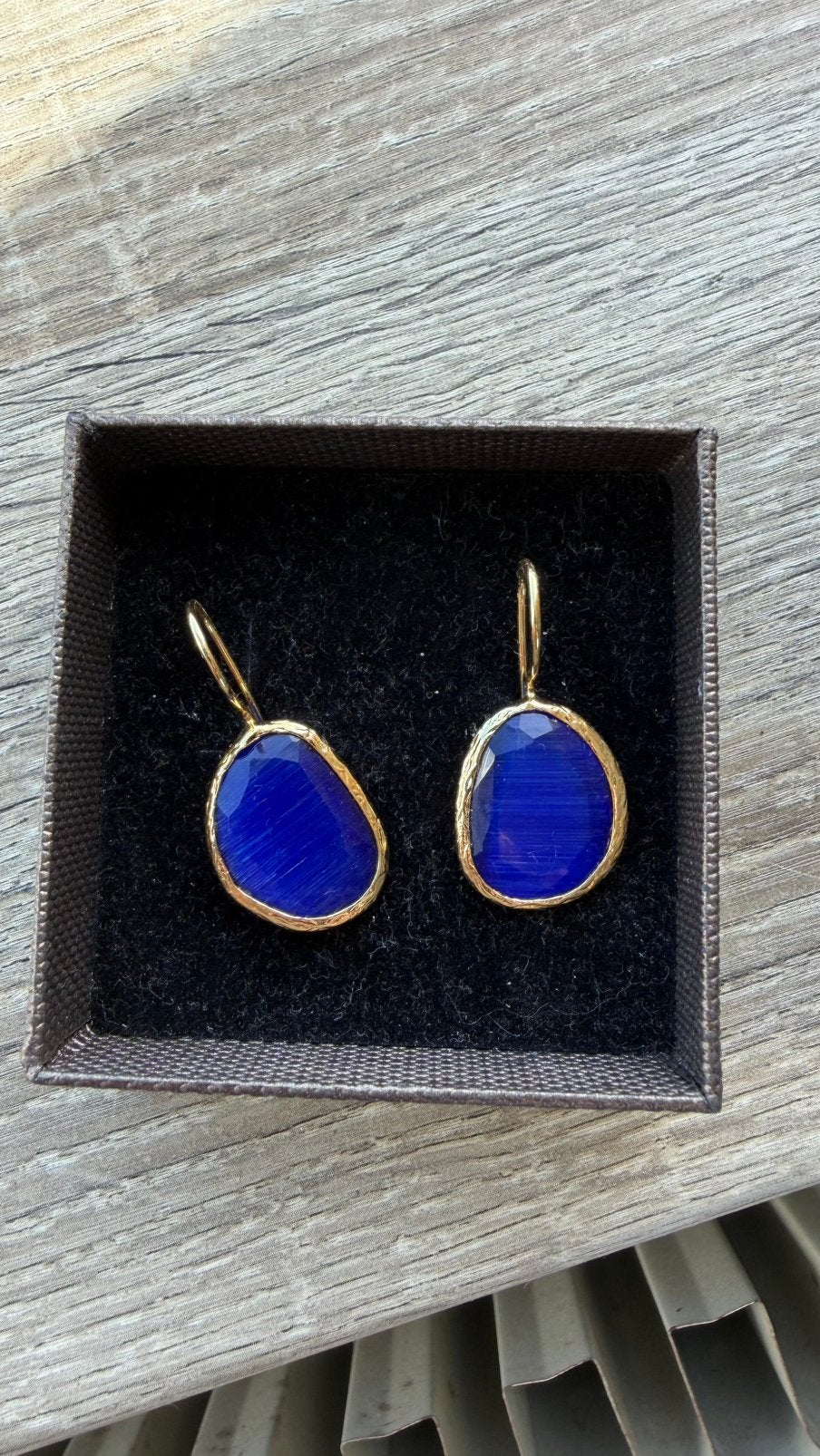 Oorbellen cateye steen kobalt blauw, Ophalen of Verzenden, Zo goed als nieuw, Blauw, Overige materialen
