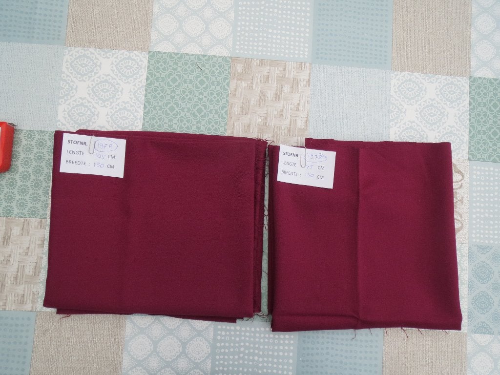 Twee lappen donkerroze/bordeaux stof, Hobby en Vrije tijd, Stoffen en Lappen, Bruin, 120 cm of meer, Nieuw, Ophalen of Verzenden