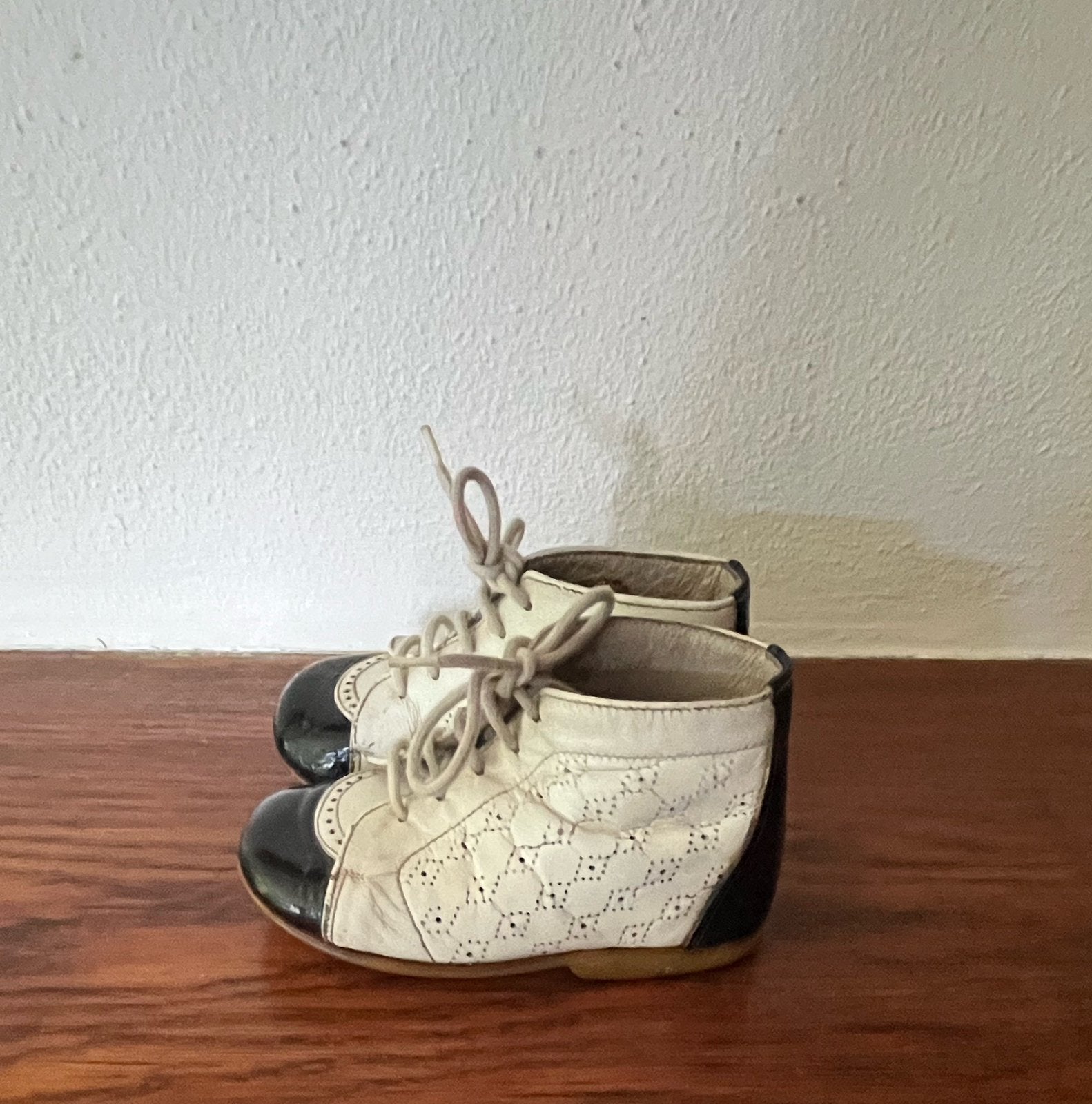 Zeer oude baby laarsjes/schoentjes , maat19. LELLA, Italy., Antiek en Kunst, Verzenden