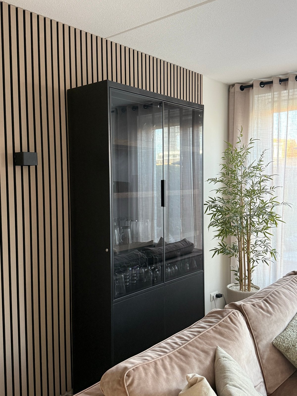 Moderne Vitrinekast met LED-verlichting en Opslagruimte, Huis en Inrichting, Ophalen, 200 cm of meer, 50 tot 100 cm, 25 tot 50 cm