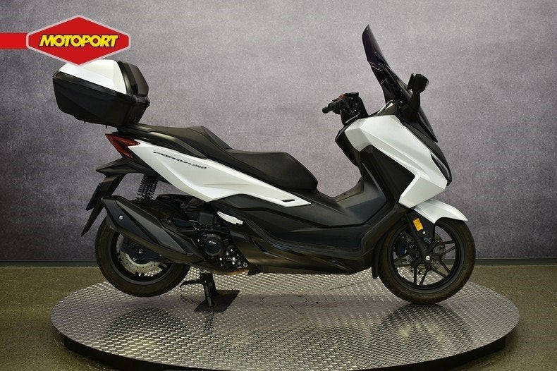 Honda FORZA 350 (bj 2025), Info@motoportwormerveer.nl, Scooter, Honda Motor Europe, Crystal Bldng B-Unit B11.2 Rivium Blv200
2909 LK  Capelle aan den IJsel, NL